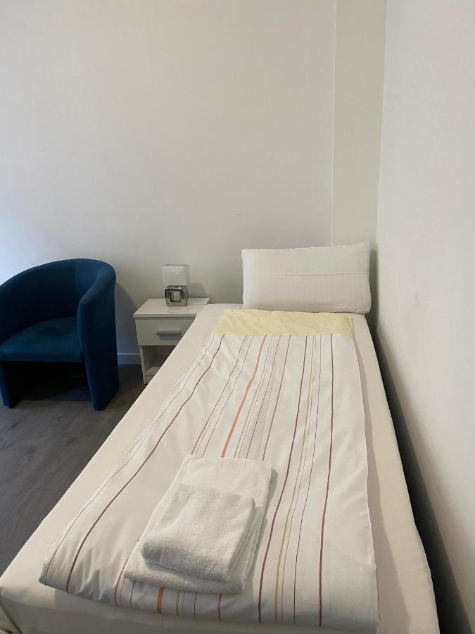 Modernes Apartment Mit 2 Schlafzimmern Und Privatparkplatz Nahe Innenstadt Neumünster Zewnętrze zdjęcie
