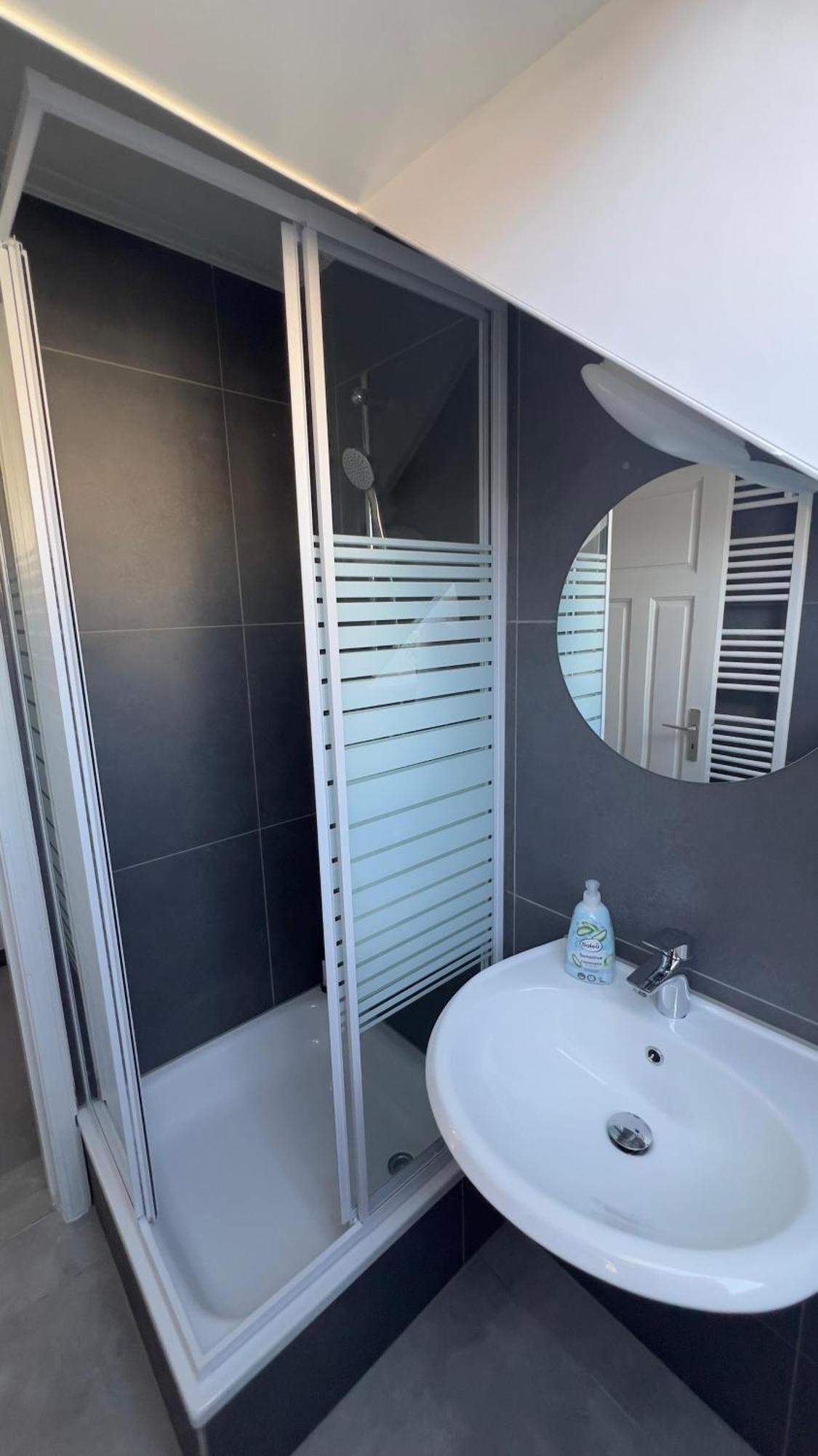 Modernes Apartment Mit 2 Schlafzimmern Und Privatparkplatz Nahe Innenstadt Neumünster Zewnętrze zdjęcie