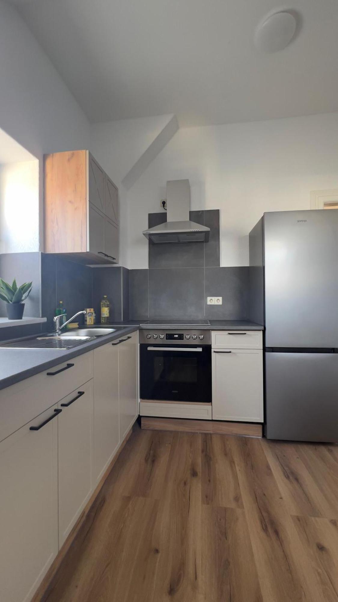 Modernes Apartment Mit 2 Schlafzimmern Und Privatparkplatz Nahe Innenstadt Neumünster Zewnętrze zdjęcie